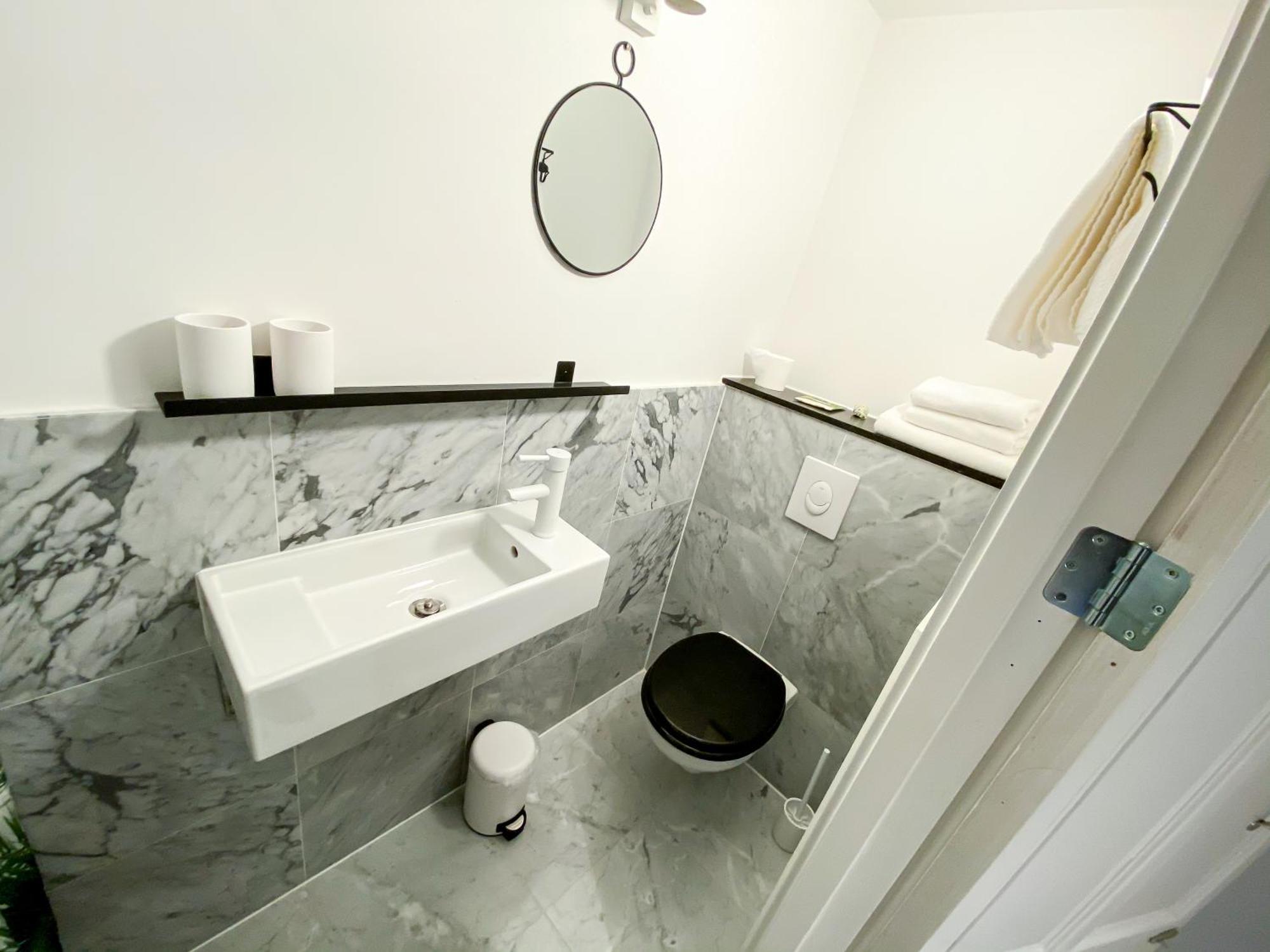 Large En-Suite Room In Historic Canalhouse From 1729 Amsterdam Exterior photo