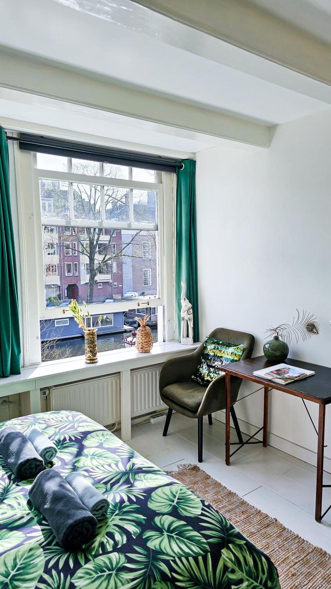 Large En-Suite Room In Historic Canalhouse From 1729 Amsterdam Exterior photo