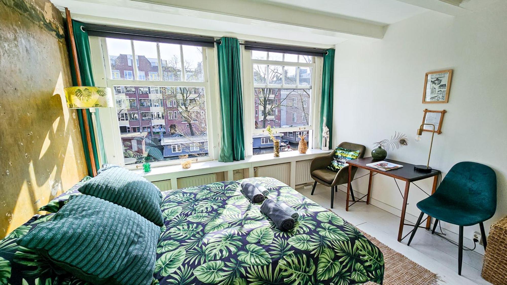 Large En-Suite Room In Historic Canalhouse From 1729 Amsterdam Exterior photo